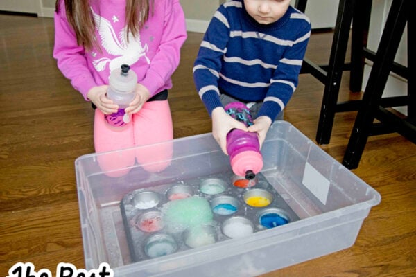 A TODDLER SCIENCE EXPERIMENT: A quick and easy science activity for toddlers and preschoolers. An easy indoor activity that's perfect on a rainy day from Busy Toddler