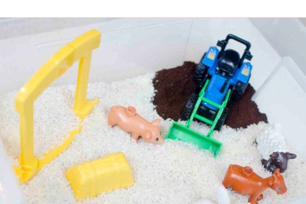 FARM SENSORY PLAY: A simple small world activity that's easy to set up