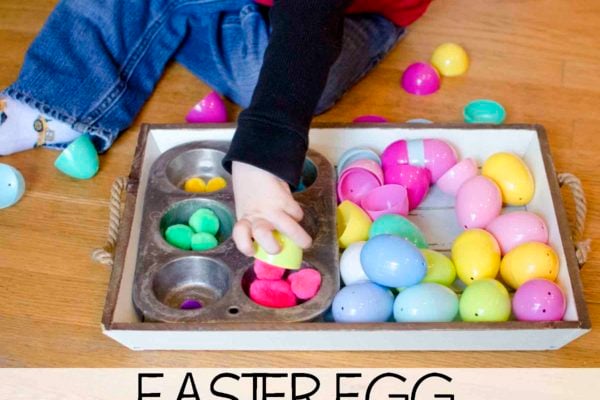 Easter Egg Color Sorting: A pom pom sorting activity that's perfect for Spring. Toddlers and preschoolers will love this fun indoor sorting activity.