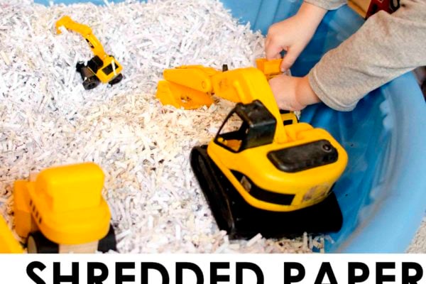 CONSTRUCTION SITE SENSORY BIN: A quick and easy toddler activity; fun toddler sensory bin; free toddler activity; indoor activity for toddlers and preschoolers