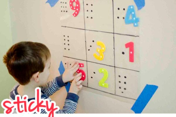 STICKY NUMBER MATCH ACTIVITY: Check out this simple math activity that's perfect for toddlers and preschoolers. Little ones will love matching numbers in this fun and easy indoor activity
