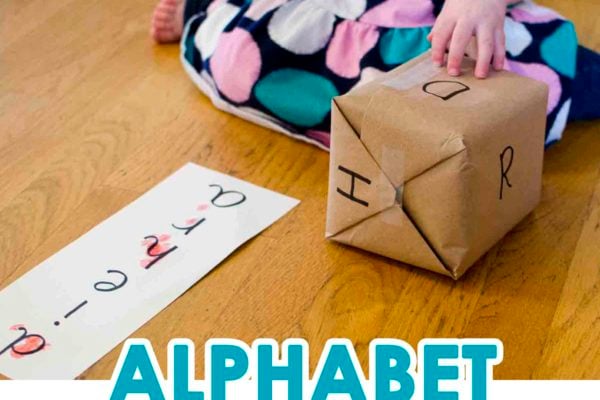 ALPHABET ROLL AND CROSS: Check out this fun DIY alphabet game that's perfect for toddlers learning their ABCs. This easy literacy activity is perfect for toddlers and preschoolers. A great indoor activity and fun game for toddlers!
