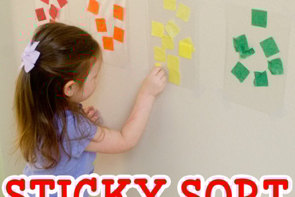 EASY SORTING ACTIVITY: Check out this awesome easy math activity for toddlers! Toddlers will love this fun color sorting activity - a great fine motor skills activity from Busy Toddler