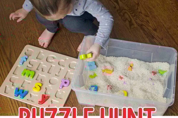 PUZZLE HUNT SENSORY BIN: A quick and easy toddler activity! An easy indoor activity; an easy sensory bin; preschool activity; toddler activity; rainy day activity from Busy Toddler