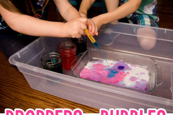 BUBBLE DROPPERS SCIENCE EXPERIMENT: Need a simple science activity for toddlers? Check out this science activity for preschoolers; preschool science experiment; toddler science experiment; medicine droppers; baking soda and vinegar; easy indoor activity from Busy Toddler
