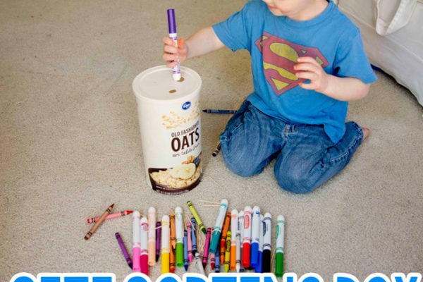 SIZE SORTING BOX: Easy indoor activity for toddler; taby activity; quick and easy activity; toddler activities; busy toddler activities; keeping toddlers busy; rainy day activities for Busy Toddler