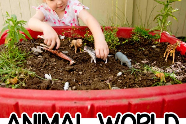 ANIMAL WORLD SENSORY BIN: Turn your sand table into a sensory bin for kids who love animals; outdoor sensory bin; summer sensory bin; small world activity; invitation to play from Busy Toddler