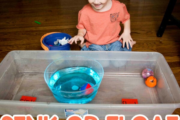 SINK OR FLOAT: A quick and easy toddler science activity. This is a class toddler experiment that's fun for inside and outdoor learning. A fun learning activity for toddlers from Busy Toddler