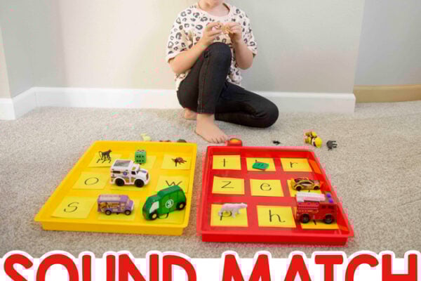 HEARING SOUNDS READING ACTIVITY: This quick and easy literacy activity is perfect for teaching phonemic awareness. Help your child learn this crucial skill BEFORE they start learning to read (Busy Toddler)