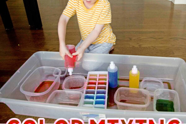 COLOR MIXING: A quick and easy toddler activity using peri bottles. This fun indoor activity is perfect for toddlers and preschoolers on a rainy day (from Busy Toddler)